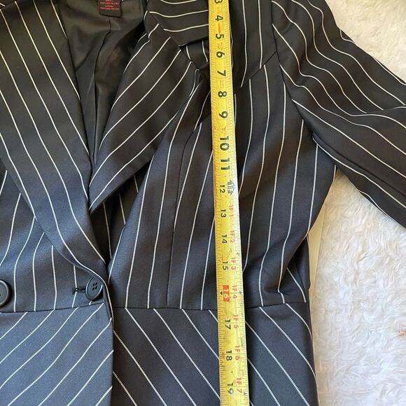 NWT As-hro pant suit, pin stripe, black &white, jacket is short waisted SZ14 - Picture 11 of 13